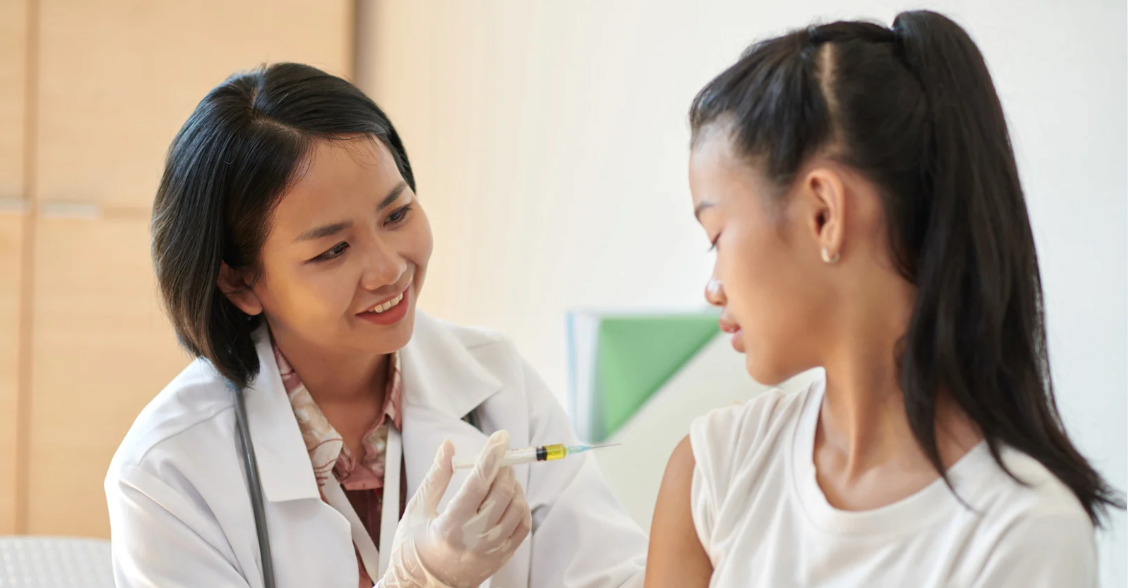 แพทย์หญิงกำลังฉีดวัคซีน HPV ให้กับเด็กผู้หญิงเพื่อป้องกันมะเร็งปากมดลูก